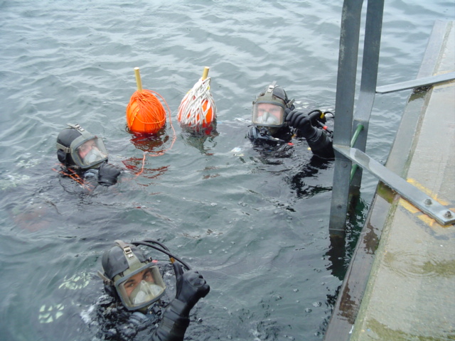 ADC 01-04 - Students Buddy Diving with Simon Masters - 29-04-04