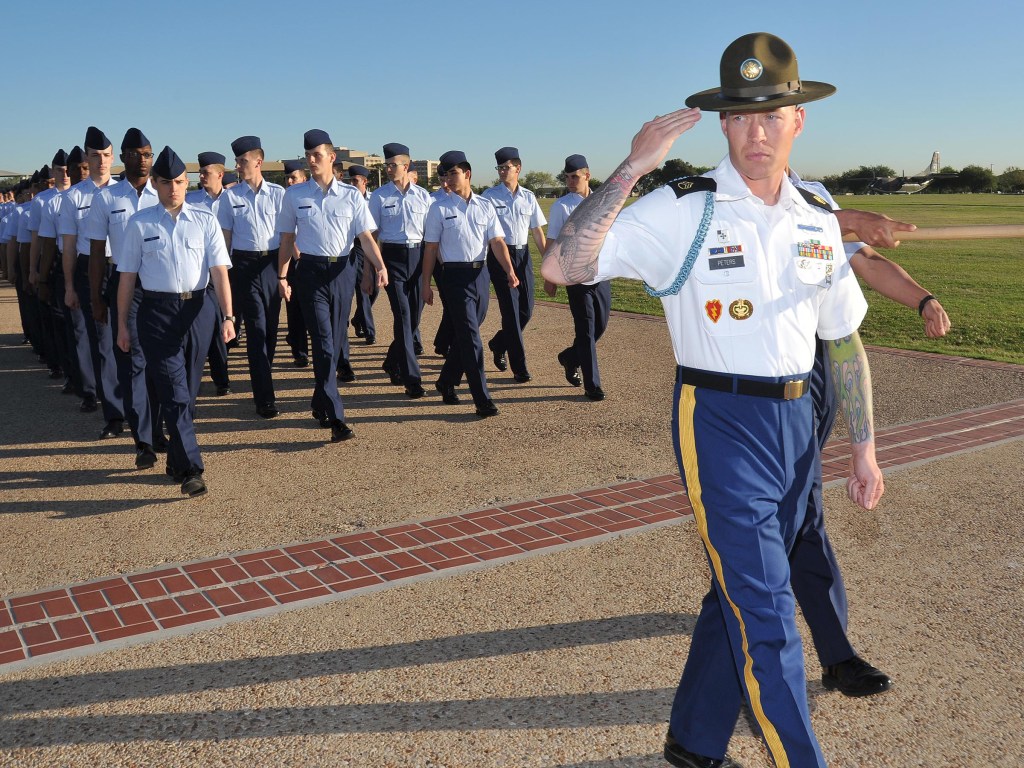 US Army Drill Sergeant pushes BMT flight